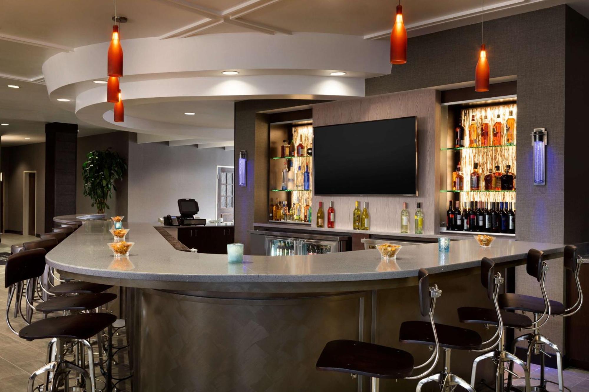 Doubletree By Hilton Airport