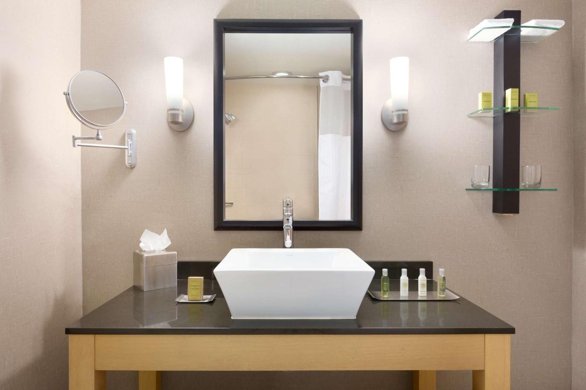 Hotel Doubletree By Hilton Airport 4*